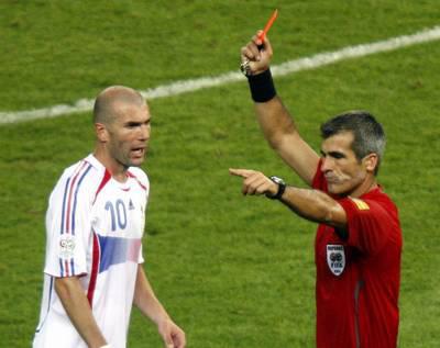 wakha hkak rah khda ahsan la3ib f mondial 2006 ma3ndi maytsalek a zidane